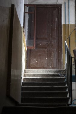 Verandadaki eski ahşap kapı. Merdivenler.