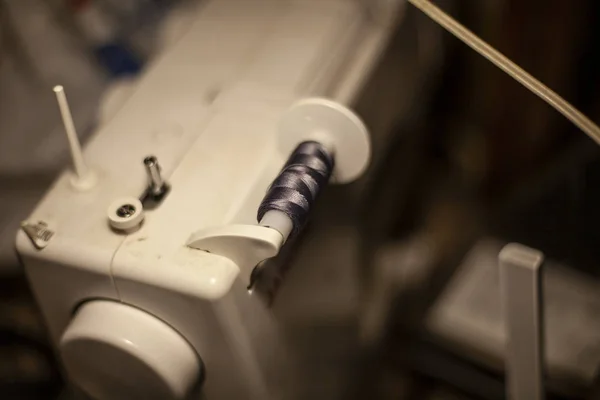 Катушка нити. Швейная машина на работе . — стоковое фото