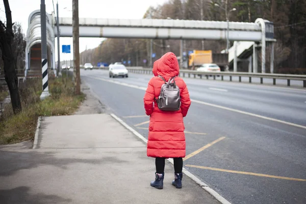 Chica esperando en la parada de autobús. Camino al trabajo . — Foto de Stock