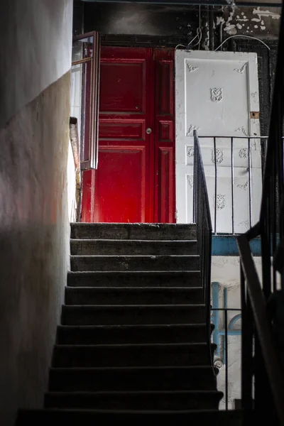 Vecchia porta in legno nel portico. Volo delle scale — Foto Stock