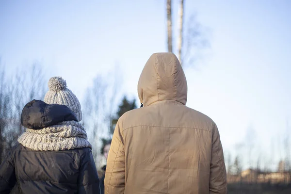 Ένας άντρας και ένα κορίτσι από πίσω. Χειμερινά μπουφάν. — Φωτογραφία Αρχείου