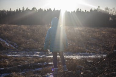 Açıklıkta bir çocuk. Çocuklar tarafından çevresel koruma.