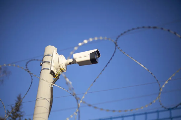 Überwachungskamera am Zaun. Videoüberwachung. — Stockfoto