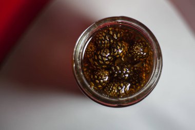 Çam kozalaklarından reçel. Faydalı tatlılık.