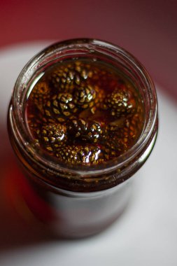 Çam kozalaklarından reçel. Faydalı tatlılık.