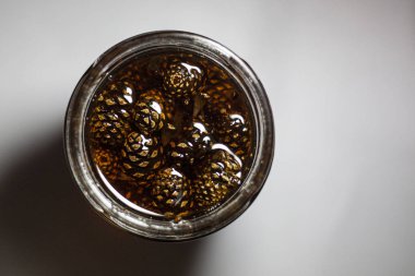 Çam kozalaklarından reçel. Faydalı tatlılık.