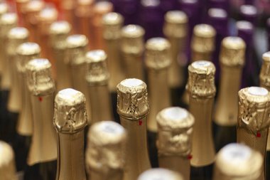 Şampanya dükkanda. Birçok şişe çift sıra duruyor. Alkol süpermarkette satılır. Şampanyadan hafif zehirlenme. Karbonatlı şarap..