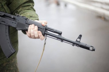 Bir saldırı tüfeğinin namlusu. Silah ellerde. Silahlar savaş durumunda. Kalaşnikof saldırı tüfeği. Eğitimli askerler. Askeri konular. Askeri eğitim aşıkları için. Memleketin savunması.