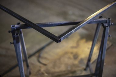 Atölyedeki metal profil. Metal resim için hazırlanıyor. Kaynak yapımı.