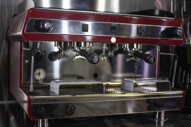 Kahve makinesi arabanın içinde. Kahve ticareti için profesyonel araba hazırlığı. Tekerlekli dükkan. Kahve öğütücü ve fritöz. Yeni kahve makinesi uygun bir şekilde araçlara entegre edildi..