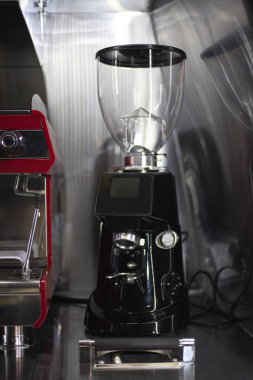 Kahve makinesi arabanın içinde. Kahve ticareti için profesyonel araba hazırlığı. Tekerlekli dükkan. Kahve öğütücü ve fritöz. Yeni kahve makinesi uygun bir şekilde araçlara entegre edildi..