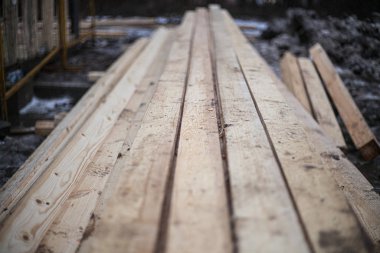 Mağazanın inşası metal ve ahşaptan yapılmıştır. Ticaret için tasarımlar yaratıyor. Küçük bir ev tasarlıyorum. Metal profil debriyajı.