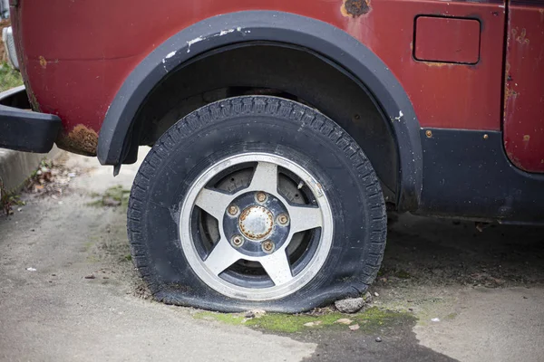 Réparation Transport Roue Poinçonnée Une Voiture Remplacement Roue Une Voiture — Photo