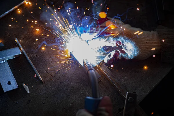 Soldagem Metal Centelhas Aquecimento Elétrico Trabalho Oficina Criação Fixação Confiável — Fotografia de Stock