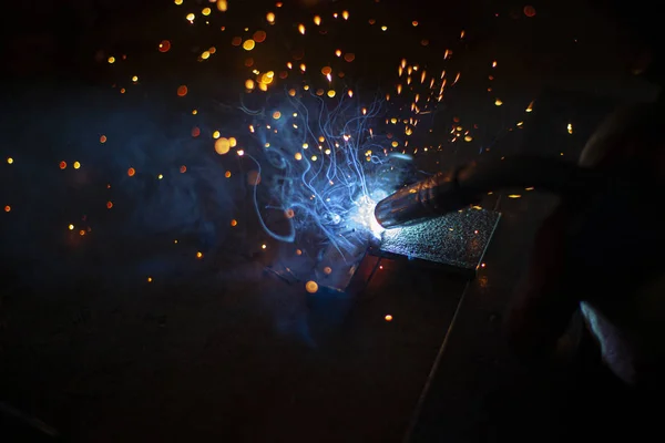 Metallschweißen Funkenflug Durch Elektrische Heizung Arbeit Der Werkstatt Schaffung Einer — Stockfoto