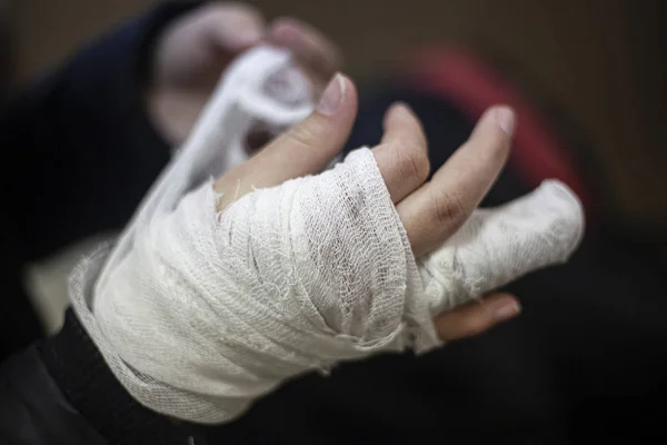 Applying a bandage to a broken finger. Fixing a broken finger for bone fusion. First aid for damage to the phalanx of the finger. Hand injury. The provision of medical care.
