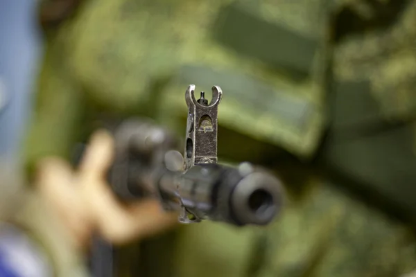 Bir Saldırı Tüfeğinin Namlusu Silah Ellerde Silahlar Savaş Durumunda Kalaşnikof — Stok fotoğraf