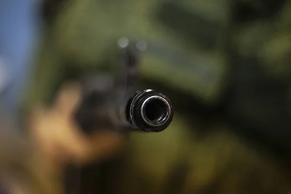 Bir Saldırı Tüfeğinin Namlusu Silah Ellerde Silahlar Savaş Durumunda Kalaşnikof — Stok fotoğraf