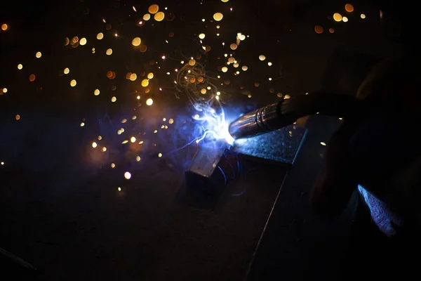Metallsvetsning Gnistor Från Elvärme Arbeta Verkstaden Skapande Tillförlitlig Fastsättning Material — Stockfoto