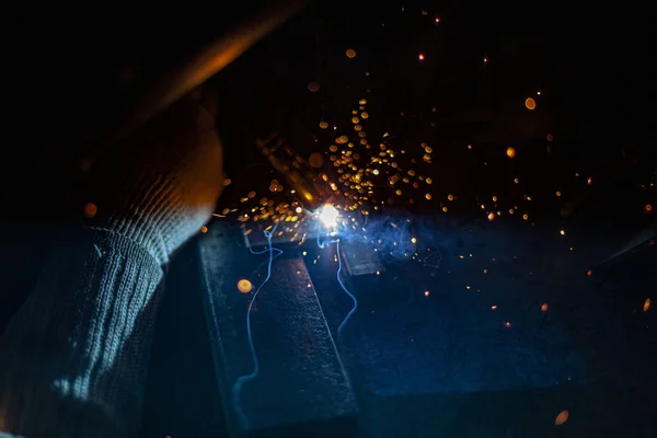 Metallschweißen Funkenflug Durch Elektrische Heizung Arbeit Der Werkstatt Schaffung Einer — Stockfoto