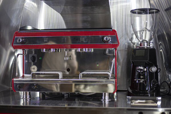 Кофеварка внутри машины. Профессиональная подготовка автомобиля к торговле кофе. Магазин на колесах. Кофемолка и фритюрница. Новая кофеварка удобно интегрирована в транспортные средства
.