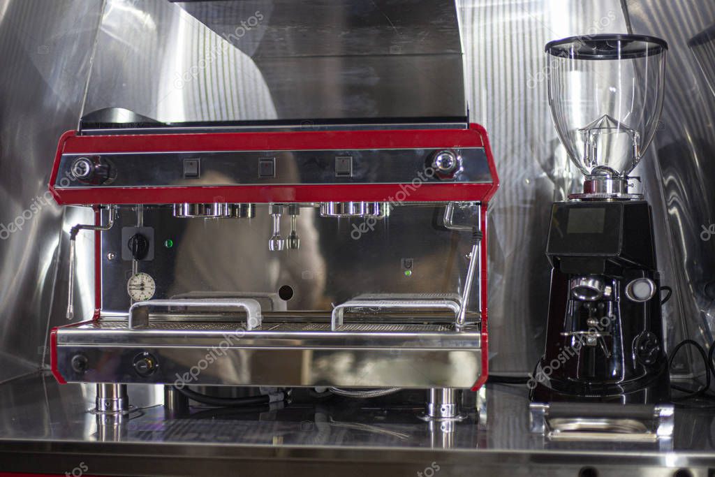 Cafetera dentro del coche. Preparación profesional de automóviles para