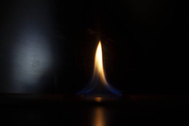 Karanlıkta alevlerin dili. Uzayda oksijen ateşlenmesi. Ateşli bir arka plan. Işığın yokluğunda eter ateşi. Soyut ateş ısısı arka planı. Tek atış. Kontak jeli açık..