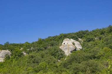 Rocky formasyonları. Rocky arazisi. Kireçtaşı Skaa. Dağlarda eski bir vadi. Güneydeki bir ülkenin doğal manzarası. Kalacak turistik bir yer.