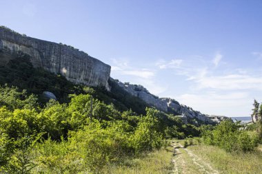 Rocky formasyonları. Rocky arazisi. Kireçtaşı Skaa. Dağlarda eski bir vadi. Güneydeki bir ülkenin doğal manzarası. Kalacak turistik bir yer.