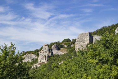 Rocky formasyonları. Rocky arazisi. Kireçtaşı Skaa. Dağlarda eski bir vadi. Güneydeki bir ülkenin doğal manzarası. Kalacak turistik bir yer.