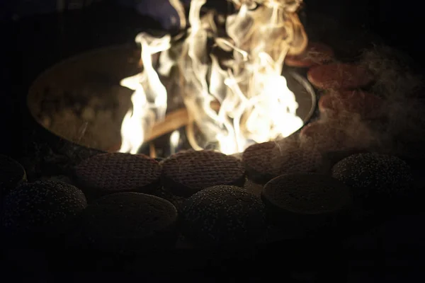 Potongan Yang Digoreng Atas Api Terbuka Memasak Daging Atas Panci — Stok Foto