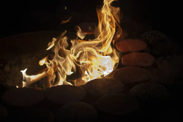 Las Chuletas Fríen Sobre Fuego Abierto Cocinar Carne Una Sartén — Foto de Stock
