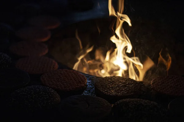 Potongan Yang Digoreng Atas Api Terbuka Memasak Daging Atas Panci — Stok Foto