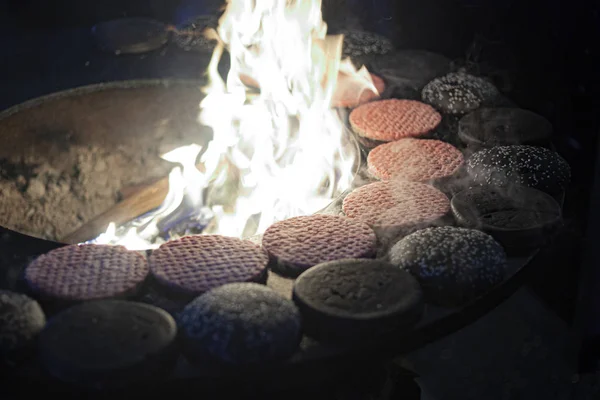 Pirzolalar Açık Ateşte Kızarır Kızartma Tavasında Pişirmek Tabağı Kazıkta Kızardı — Stok fotoğraf