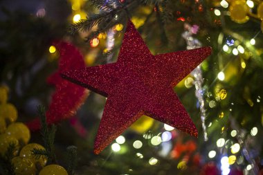 Noel arkaplanı. Noel ağacı süslemesi. Güzel parlak çelenkler. Şenlik dokusu. Dekor elementleri. Oyuncaklar Noel ağacına asılır. Noel hissi..