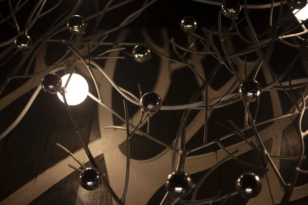 Schöne Lampen Designerleuchten Metallkugeln Als Dekorationselement Schönes Interieur Dunkler Hintergrund — Stockfoto