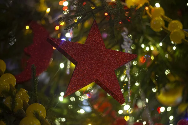 Kerst Achtergrond Kerstboomversiering Prachtige Heldere Bloemenslingers Feestelijke Textuur Decor Elementen — Stockfoto