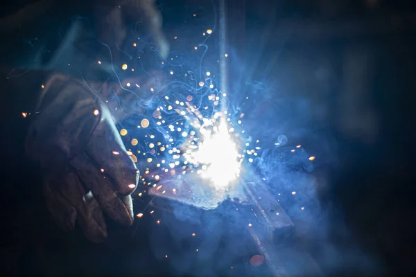 Funken Aus Metall Feuer Aus Heißem Stahl Dringende Arbeit Arbeiten — Stockfoto