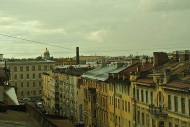 St. Petersburg 'da 17. yüzyılın eski binaları. Tarihi merkezin en üst görüntüsü. St. Petersburg 'da çatıdan ateş ediliyor. Şehirdeki bir uçuştan. Yeni çağın güzel evleri.