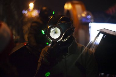 01 / 01 / 2020 Rusya, Mosca, Tverskaya Sokak Kızı siber punk tarzında. Sokak maskeli balosu. Oyunlardaki Cosplay. 18. yüzyıl tarzı aşıkların her gece kutlanması. Havacı, yürüyüşe çıktı. Siberpunk karakteri.
