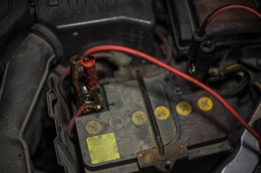 Yollara düş. Araba tamiri. Motor kaputta. Bir adam arabasında bir arıza arıyor. Kişisel araçların yapımının ayrıntıları. Mekanizmanın içindeki hasarın teşhisi.