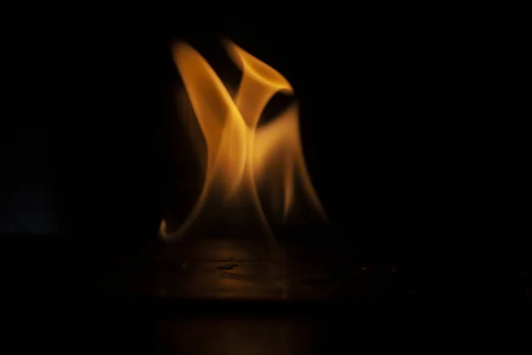 Feuriger Hintergrund Feuerflammen Dunkeln Flammentextur Feuerzungen Steigen Sanft Auf Einen — Stockfoto