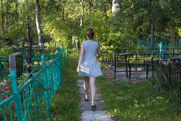 Hřbitovem Prochází Dívka Ruský Hřbitov Lese Dívka Šatech Zabloudila Neznámé — Stock fotografie