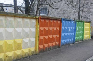 Çok renkli beton çit.