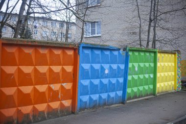 Çok renkli beton çit.