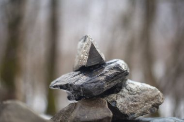 Taşlar üst üste istiflenmiş. Taş atmada meditasyon deneyimi. Kaya bahçesindeki bir figür. Kaya bileşimi. Doğal arka plan, doğal malzemelerden sakin ve uyumlu..