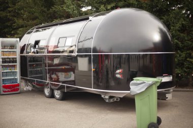 Yemek ve kahve satışı için karavan. Takas için römork. Geçmişe dönük güzel bir karavan. Nakliye aracı caddede bir kafeye dönüştü. Parkta sokak ticareti. Yiyecek perakendecisi. Küçük işletme.