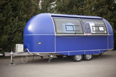Yemek ve kahve satışı için karavan. Takas için römork. Geçmişe dönük güzel bir karavan. Nakliye aracı caddede bir kafeye dönüştü. Parkta sokak ticareti. Yiyecek perakendecisi. Küçük işletme.