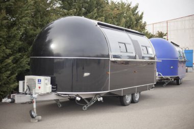 Yemek ve kahve satışı için karavan. Takas için römork. Geçmişe dönük güzel bir karavan. Nakliye aracı caddede bir kafeye dönüştü. Parkta sokak ticareti. Yiyecek perakendecisi. Küçük işletme.