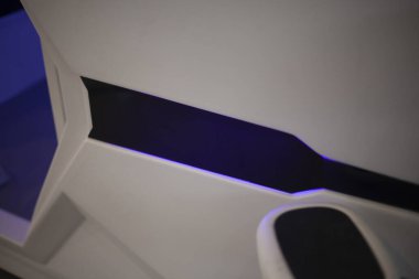 Yükleyici havaalanında. Araba pist üzerindedir. Uçak taşıyıcısı. Hava yollarının teknik desteği. Yolcuları uçağa yüklemek için araba. Özel amaçlar için taşıma parkı.